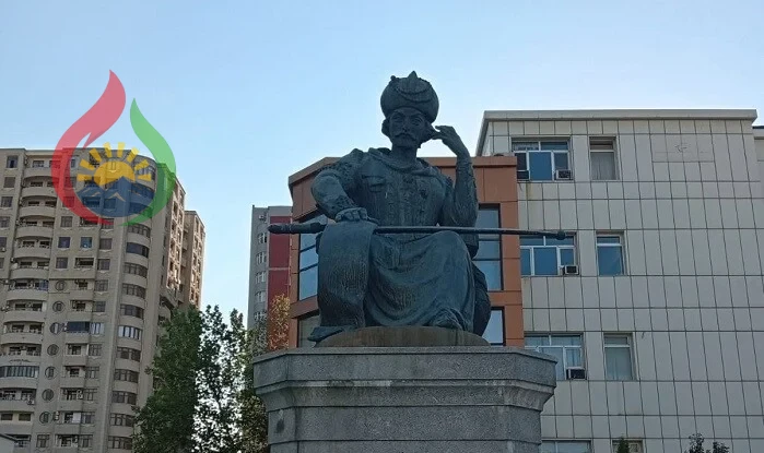 Xətai heykəlinin lövhəsində müəllifin nəvəsinin adı: qanun buna icazə verirmi?